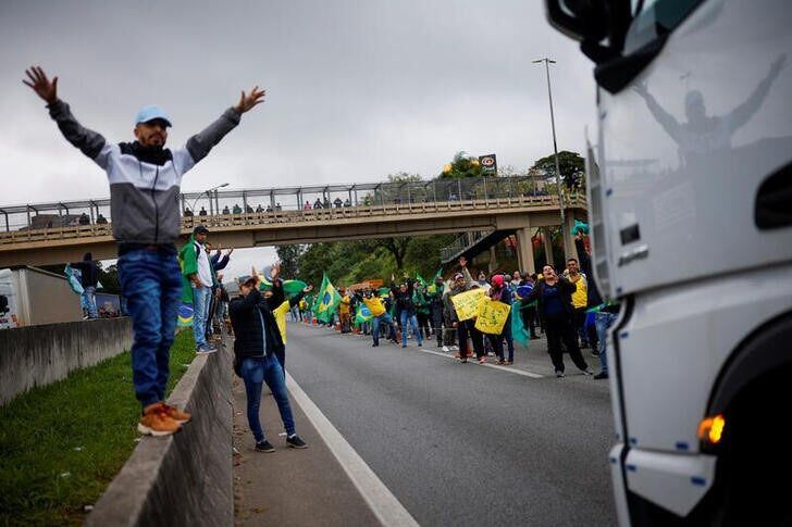 Camioneros Y Seguidores De Bolsonaro Levantaron Los Bloqueos En Las Principales Carreteras De 8206