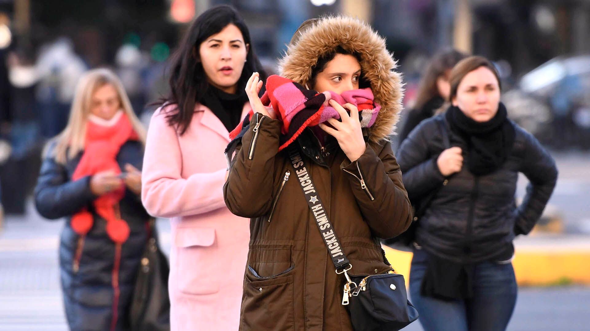 Las bajas temperaturas golpean a la ciudad de Buenos Aires desde el comienzo de la semana. (Télam)