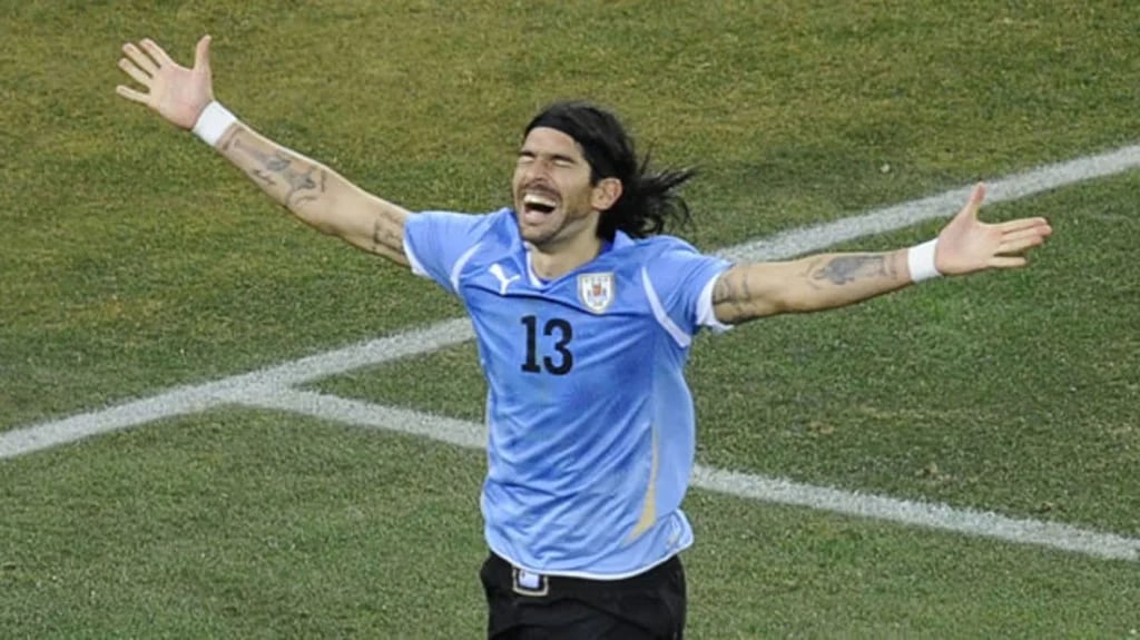 Sebastián Abreu, de 39 años, continuará su carrera como futbolista en El Salvador