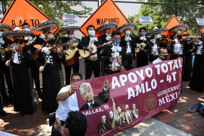 Supporters of Mexican President Andres Manuel Lopez Obrador gather near the White House in Washington, DC, on July 8, 2020 ahead of his meeting with US President Donald Trump. (Photo by NICHOLAS KAMM / AFP)
