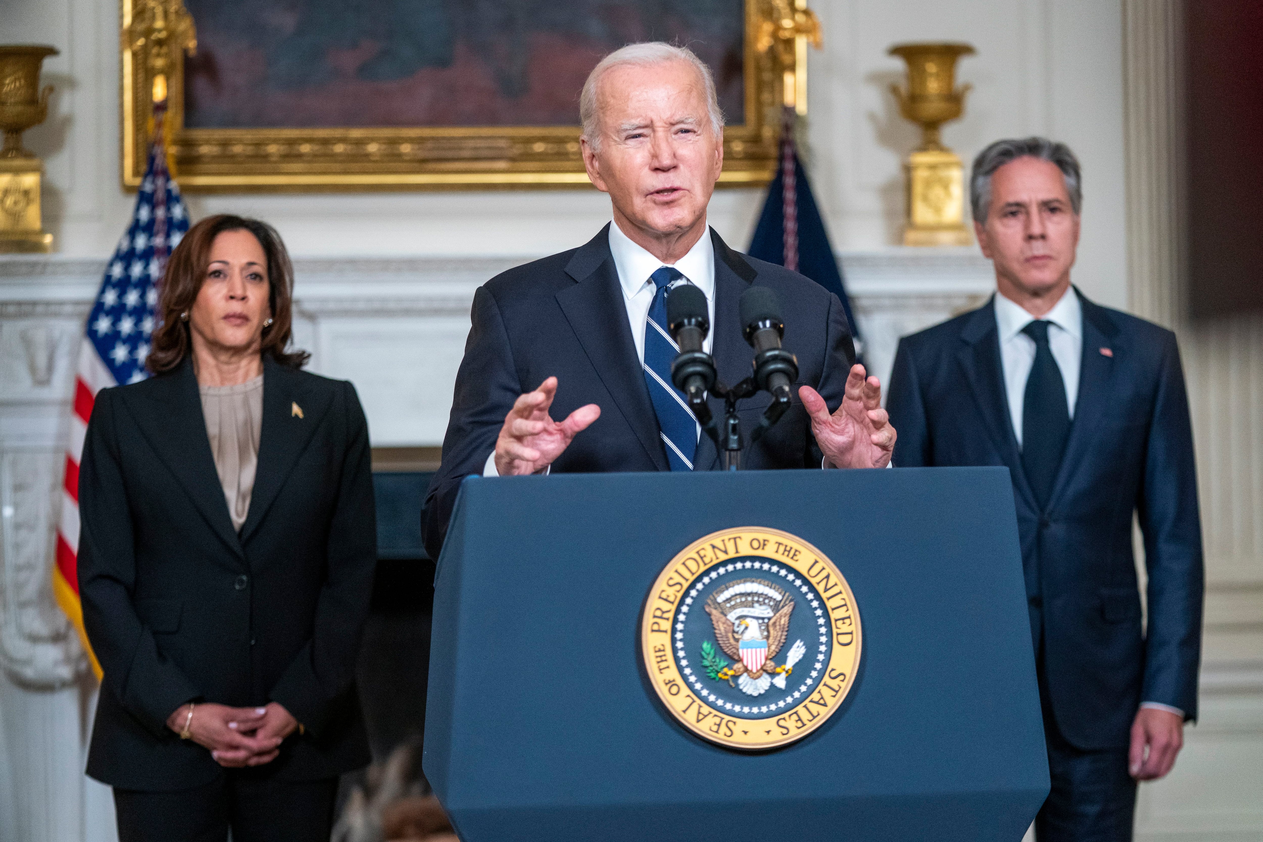 El presidente estadounidense Joe Biden (c), junto con la vicepresidenta Kamala Harris (i) y el secretario de Estado Antony Blinken (d), pronuncia comentarios sobre los ataques de Hamás en Israel (EFE/EPA/SHAWN THEW)