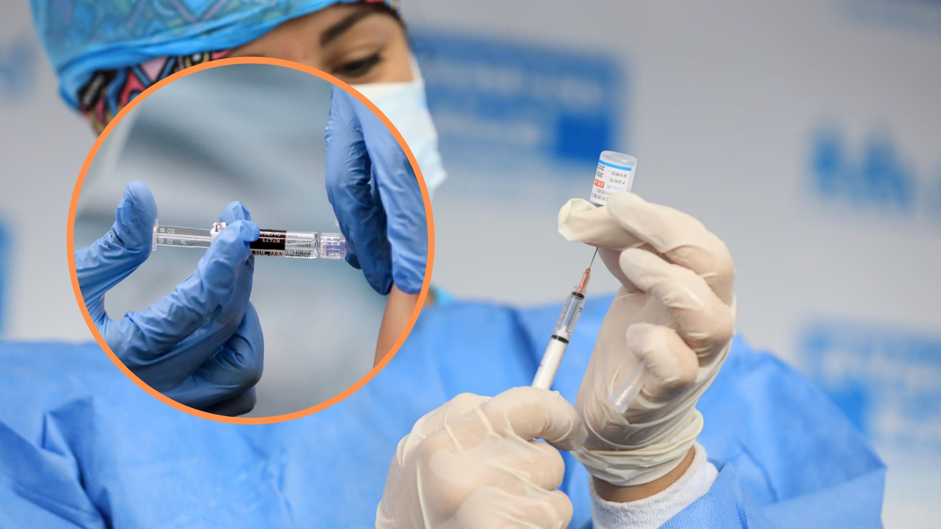 Personal de salud se alista para aplicar una dosis de la vacuna bivalente en el Perú.