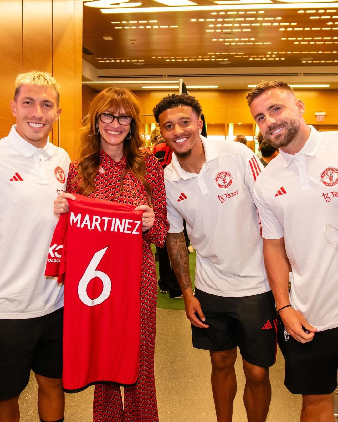 Lisandro Martínez le entrega su camiseta a Julia Roberts. Jadson Sancho y Luke Shaw, acompañan al defensor del Manchester United (@ManUtd)
