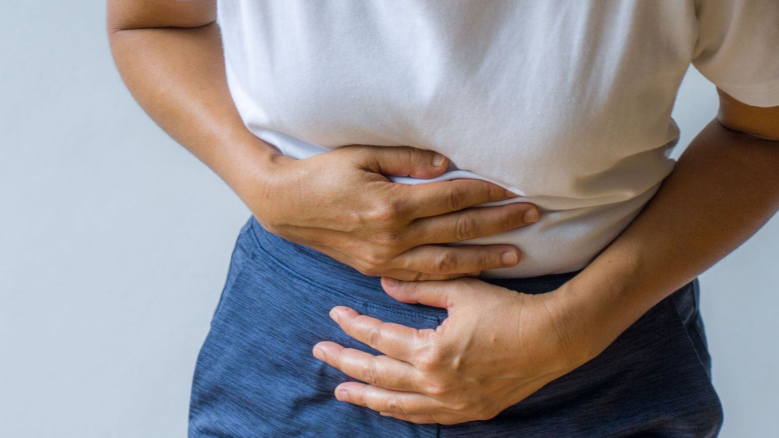 Una mujer con dolor abdominal (Getty)