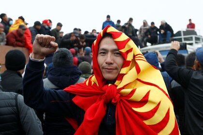 Un manifestante durante las protestas contra los resultados de las elecciones (REUTERS/Vladimir Pirogov)