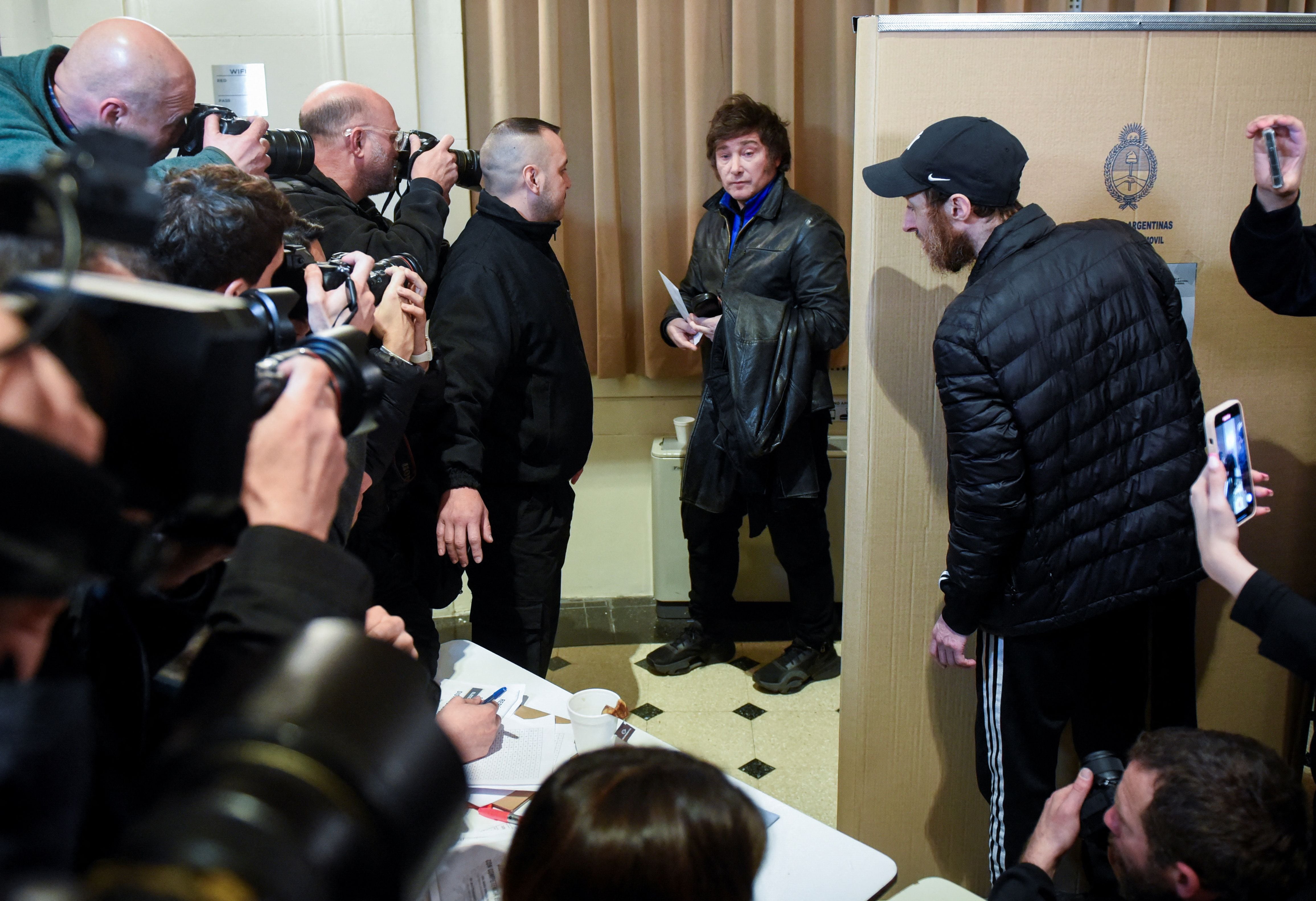 Javier Milei votó después de la una del mediodía en la sede de la UTN en el barrio porteño de Almagro (REUTERS/Mariana Nedelcu)