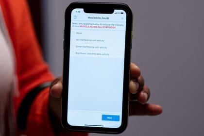 Helene Cooper muestra la aplicación que usará para informar cualquier síntoma que tenga (Erin Schaff / The New York Times)