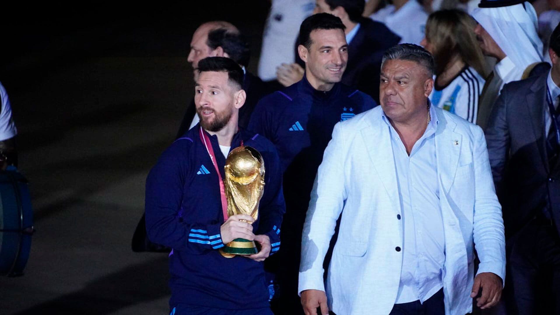 La seleccion llego a ezeiza con la copa - franco fafasuli 1920