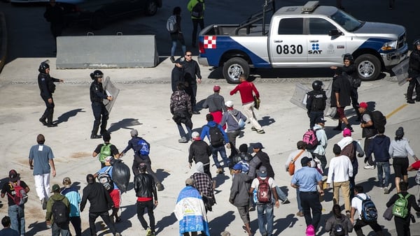 Los migrantes intentaron ingresar por la fuerza (AFP)