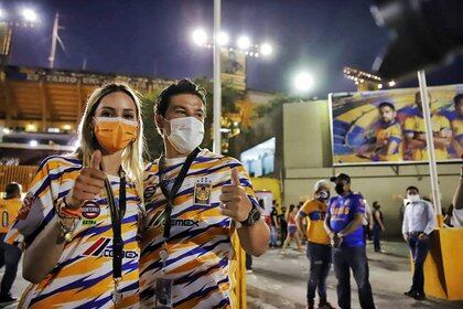 Samuel García y Mariana Rodríguez asistieron al Estadio Universitario en el regreso de la afición (Foto: Instagram@samuelgarcias)