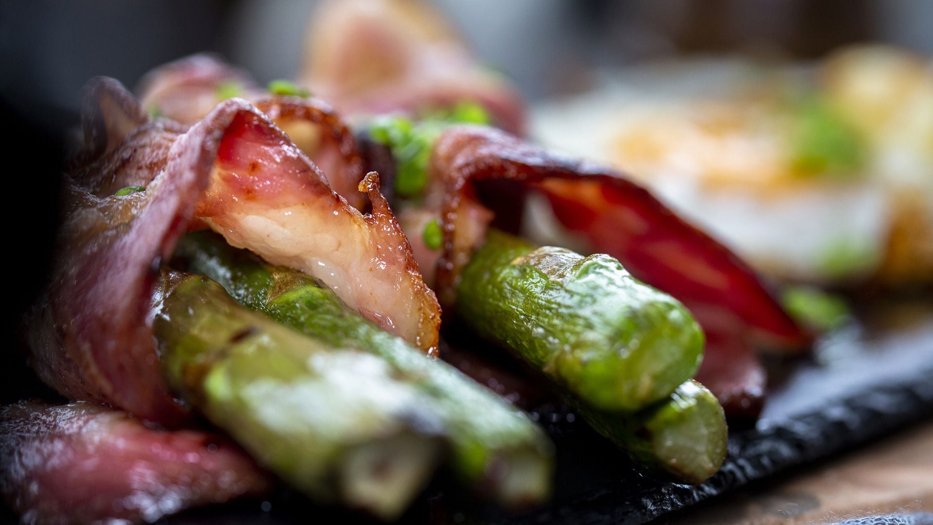 Este alimento se caracteriza por sus capas alternas de carne magra y grasa, lo que le confiere un sabor y textura únicos