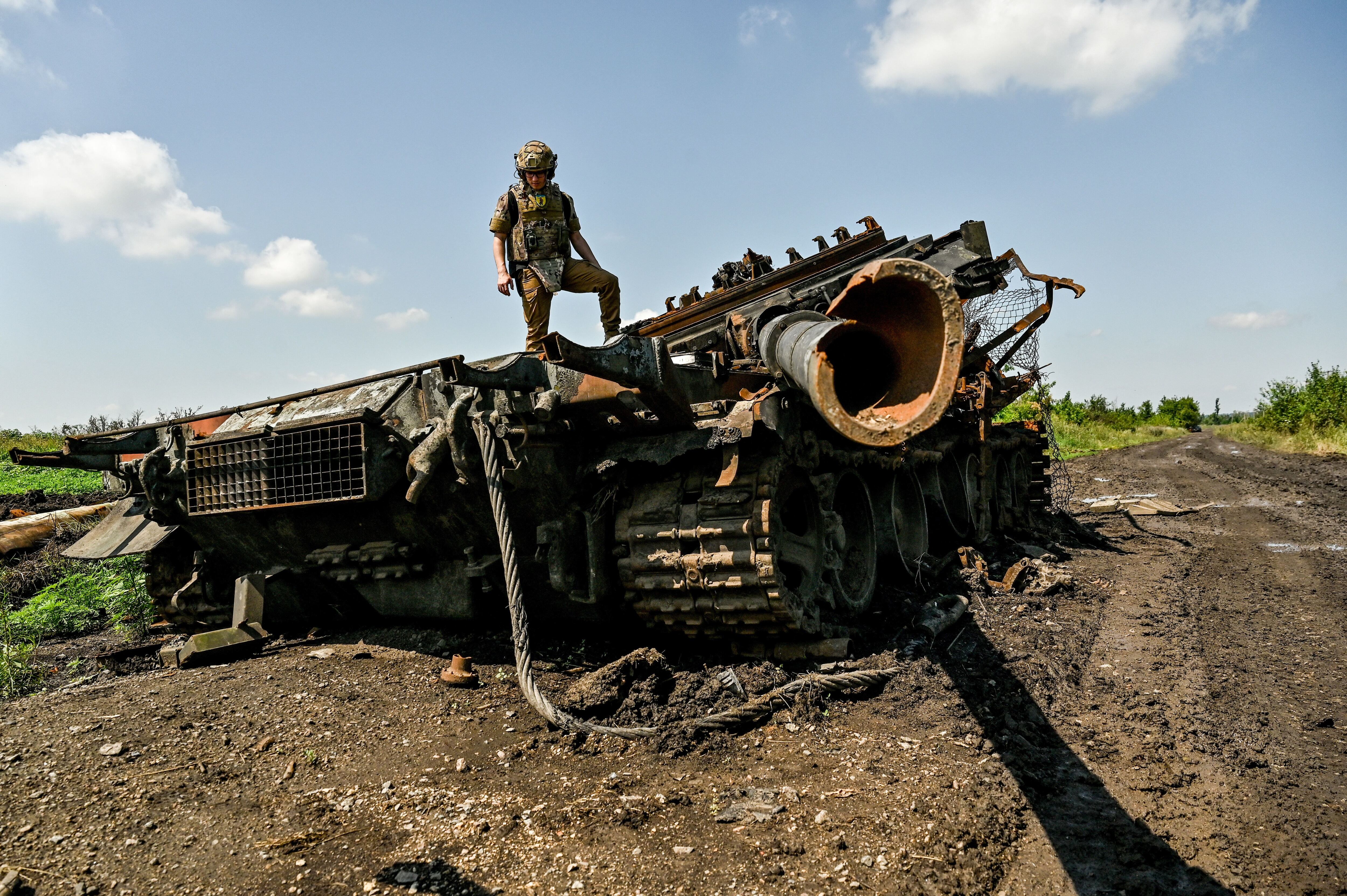 Un tanque ruso destruido en Novodarivka, Zaporizhzhia (Europa Press/Contacto/Dmytro Smolienko)
