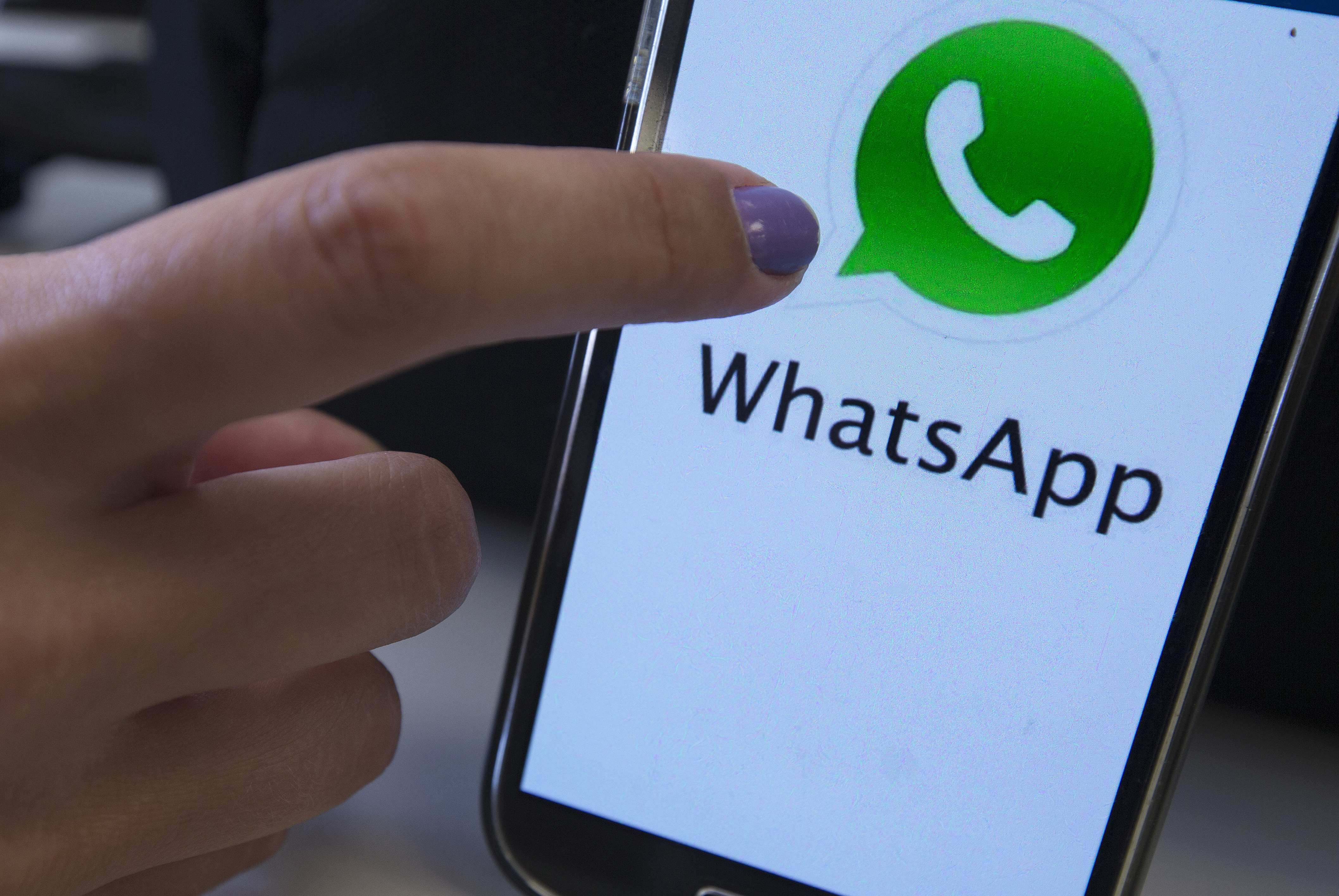 Fotografía de un teléfono móvil con el logo de la aplicación tecnológica WhatsApp (Foto: EFE/Marcelo Sayão/Archivo)
