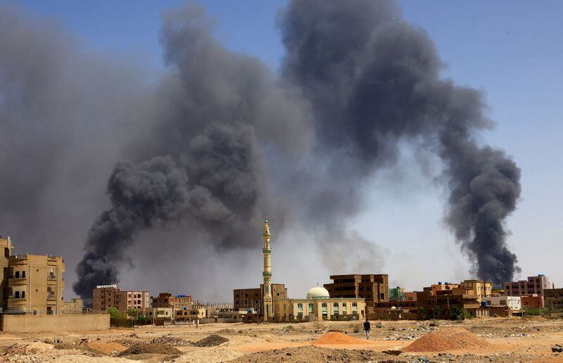 Varias columnas de humo se elevan sobre varios edificios tras un bombardeo aéreo en Jartum Norte (REUTERS/Mohamed Nureldin Abdallah)