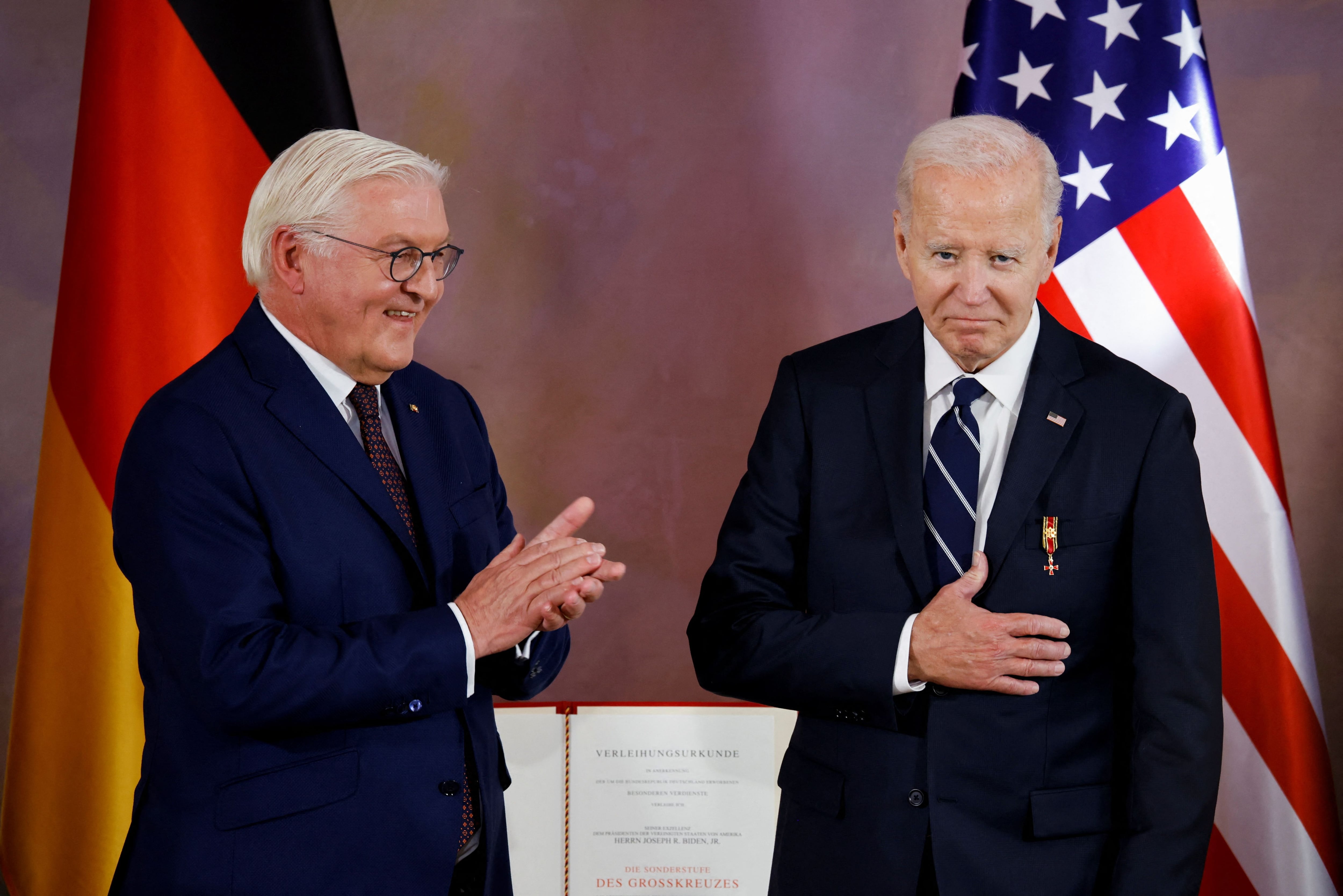 El presidente alemán, Frank Walter Steinmeier, condecoró a Joe Biden con la Gran Cruz de la Orden del Mérito de la República Federal de Alemania, la máxima distinción civil (REUTERS/Axel Schmidt)