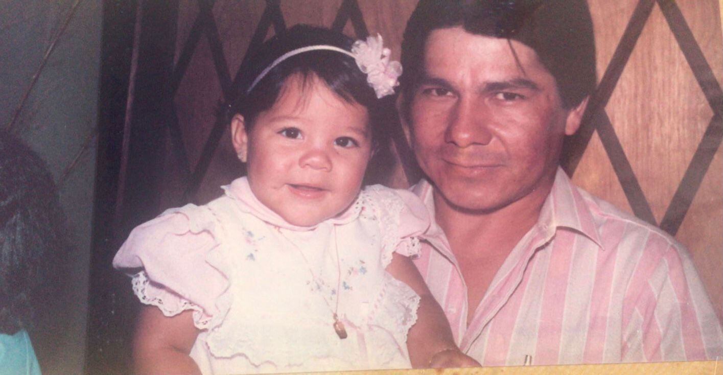 En la imagen, Natalia Bayona y su padre Héctor Bayona. Natalia recuerda que cada noche se sentaba junto a su padre a ver el noticiero. /Archivo familiar-cortesía Natalia Bayona