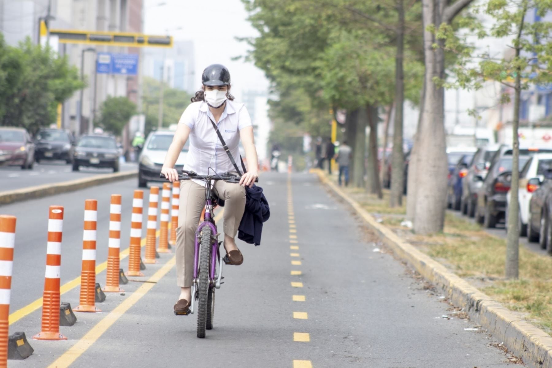 La promoción del uso de la bicicleta es de las principales propuestas para reducir la contaminación y tráfico en Lima. Foto: Andina