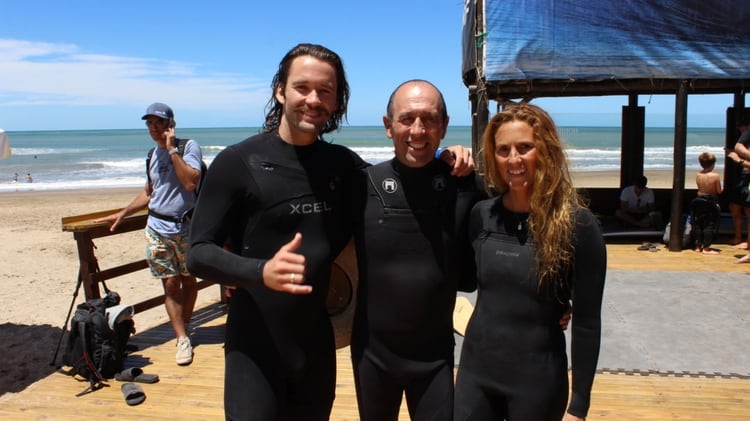 Familia de surf: Fernando al centro junto a su hijo Jakue y su esposa Florencia