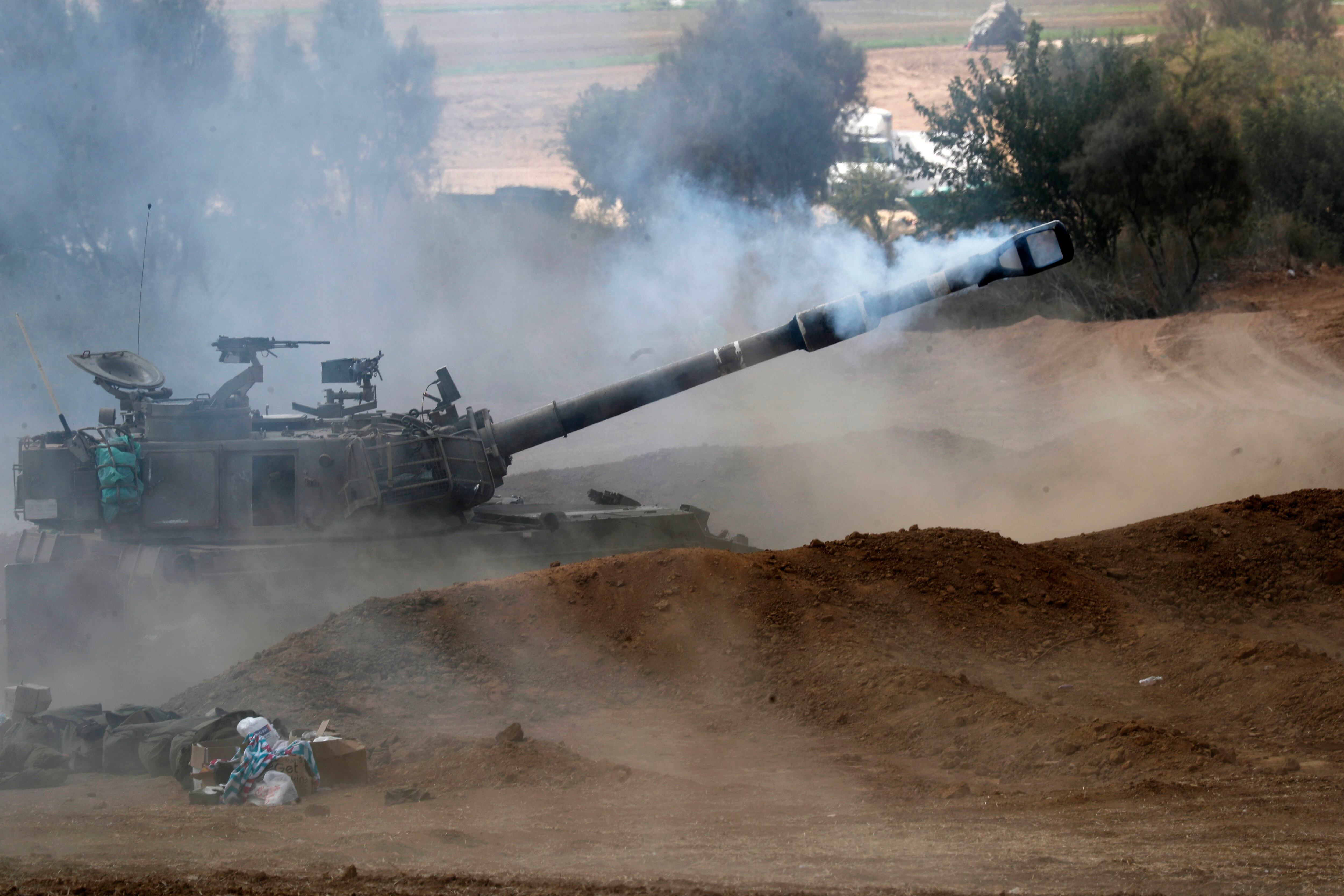 Un tanque del Ejército israelí disparando hacia la Franja de Gaza. Se prepara una ofensiva terrestre. (EFE/EPA/Atef Safadi)
