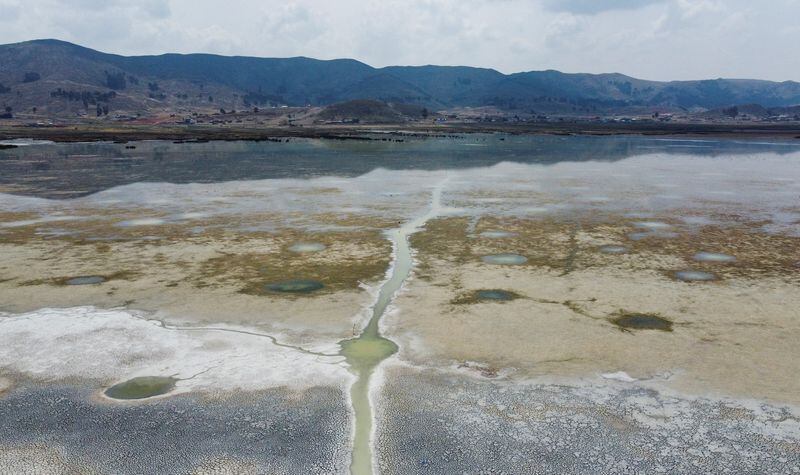 Vista parcial del lago Titicaca, la cuenca de agua dulce más grande de Latinoamérica, que está cerca de niveles bajos récord, en Isla Cojata, Bolivia October 26, 2023. REUTERS/Claudia Morales/File Photo