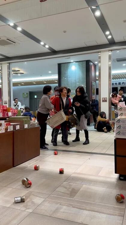 Personas sentadas en el suelo mientras los artículos caen de las estanterías al suelo dentro de una tienda tras un terremoto, en Kanazawa, Ishikawa. (Instagram @hsu.tw/via REUTERS)