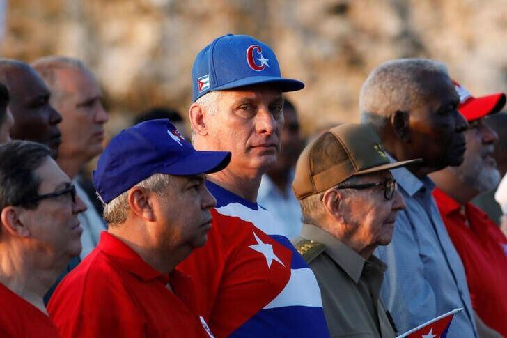 Miguel Díaz-Canel junto a Raúl Castro (REUTERS/Alexandre Meneghini/Archivo)