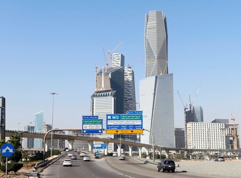 Autos pasan por el distrito financiero rey Abdullah en Riad, Arabia Saudita (REUTERS/Faisal Al Nasser)