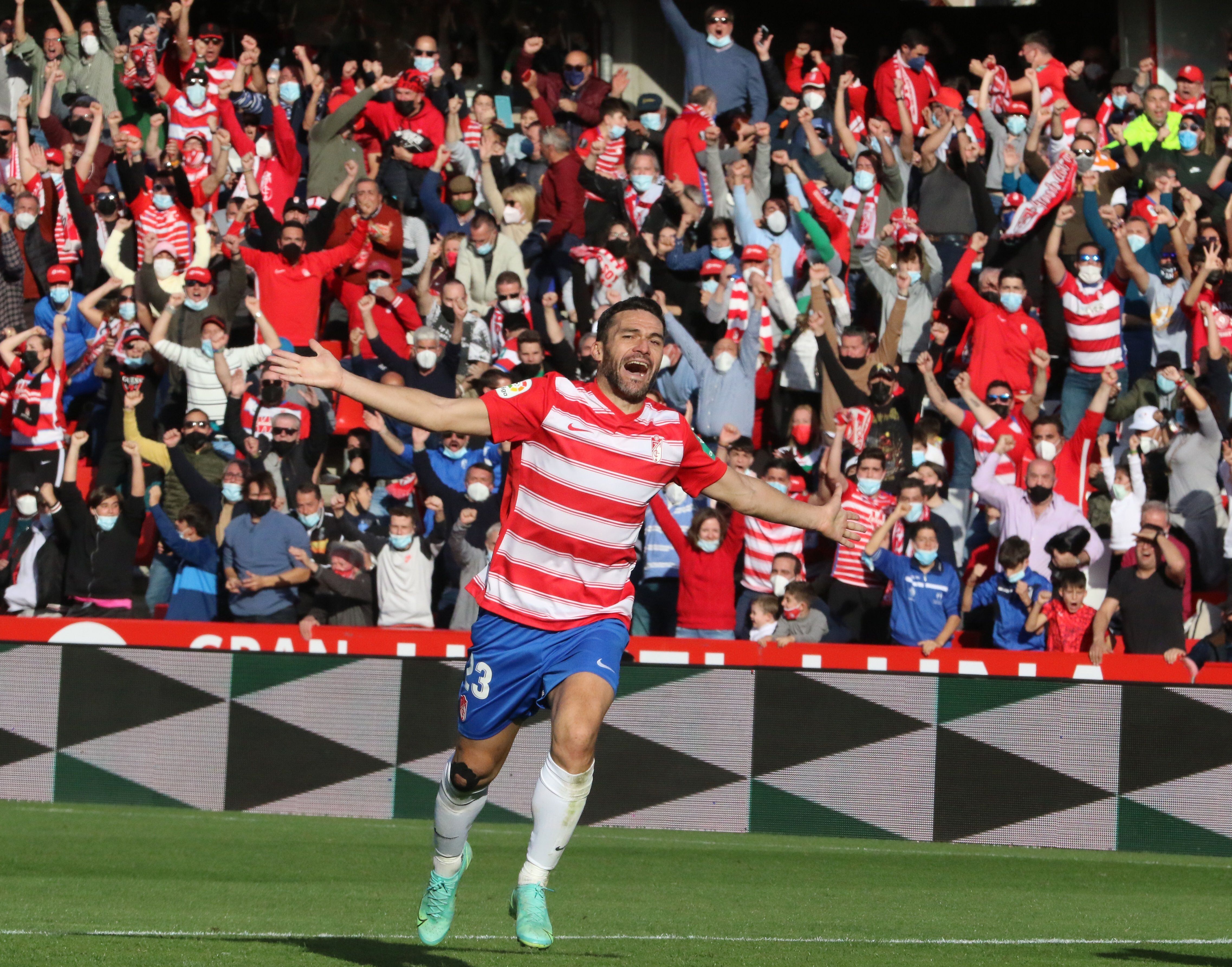 Jorge Molina celebra el tercer gol del partido en el duelo ante Atlético de Madrid en el estadio de Los Cármenes de Granada / (EFE/Pepe Torres) 