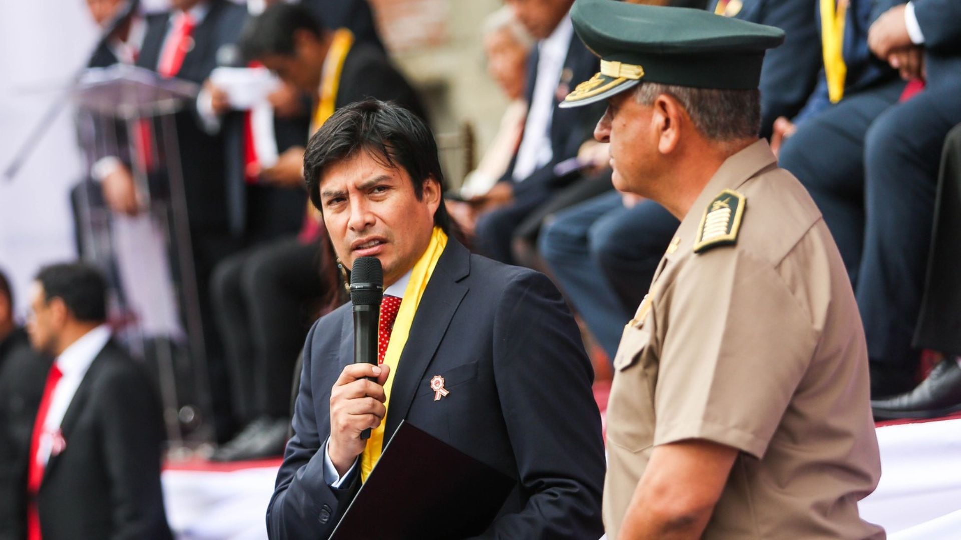 Alcalde junto a un policía