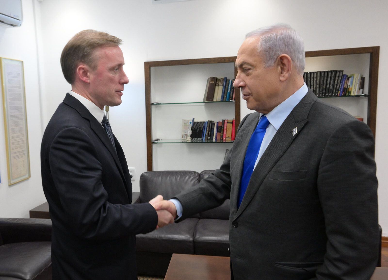 El primer ministro israelí, Benjamin Netanyahu (d), se reúne con el asesor de Seguridad Nacional de Estados Unidos, Jake Sullivan, en Tel Aviv, Israel, el 14 de diciembre de 2023. Europa Press/Contacto/Amos Ben Gershom
