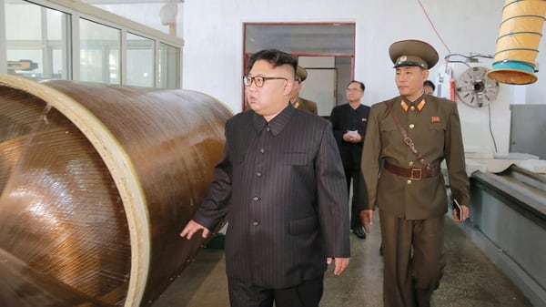 El dictador norcoreano Kim Jong-un inspecciona el desarrollo de armas nucleares (Reuters)