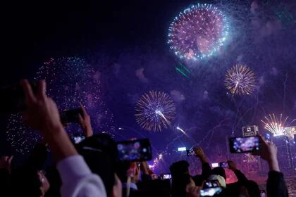 Los fuegos artificiales explotan sobre el puerto de Victoria para celebrar el año Nuevo en Hong Kong, China el 1 de enero de 2024. REUTERS/Tyrone Siu
