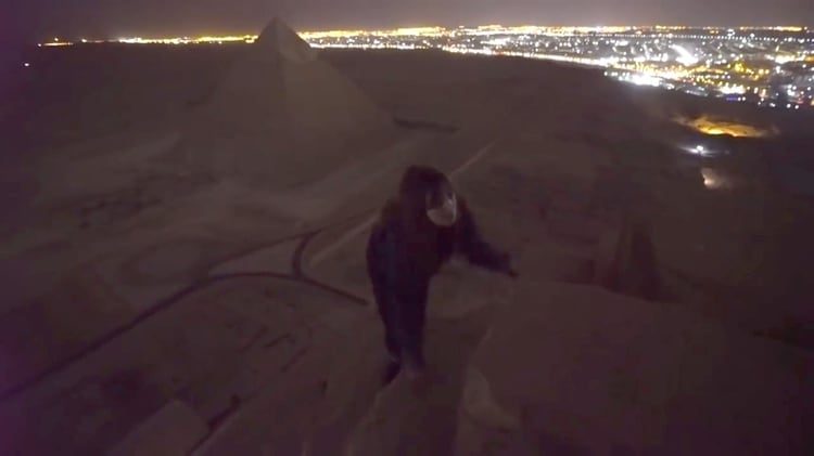 El hombre filmó a la mujer escalando la pirámide