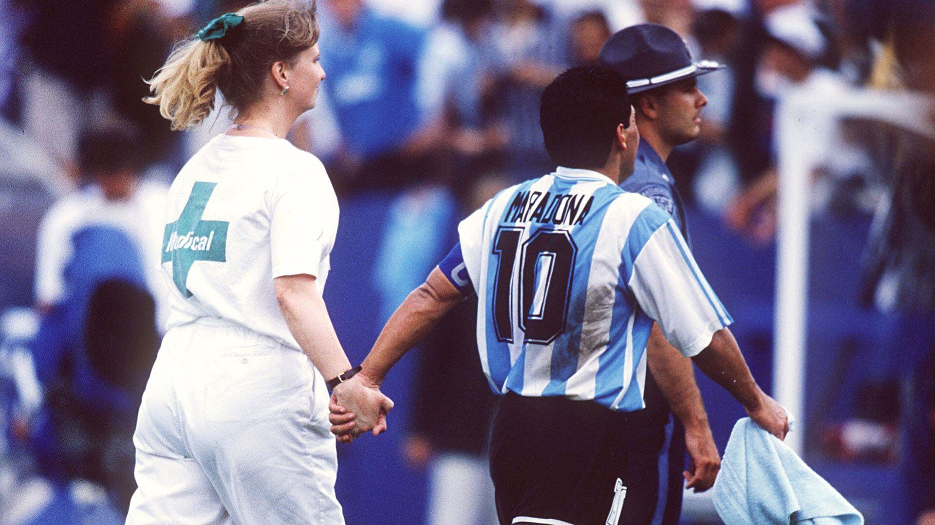 Maradona saliendo de la cancha de la mano de la enfermera camino a hacer el test de doping (Getty Images)