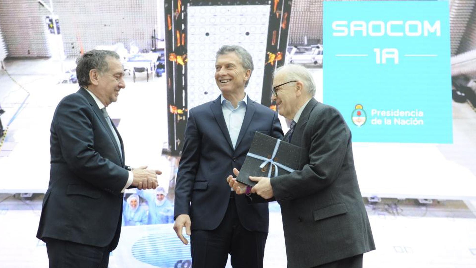 Conrado Varotto recibió en 2018 un reconocimiento a su labor al frente de la Conae, por parte del presidente Mauricio Macri y el secretario de Ciencia y Tecnología, Lino Barañao (Conae)