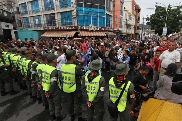 Un multitud espera en San Antonio del Tachira para realizar el cruce a Colombia (AFP)