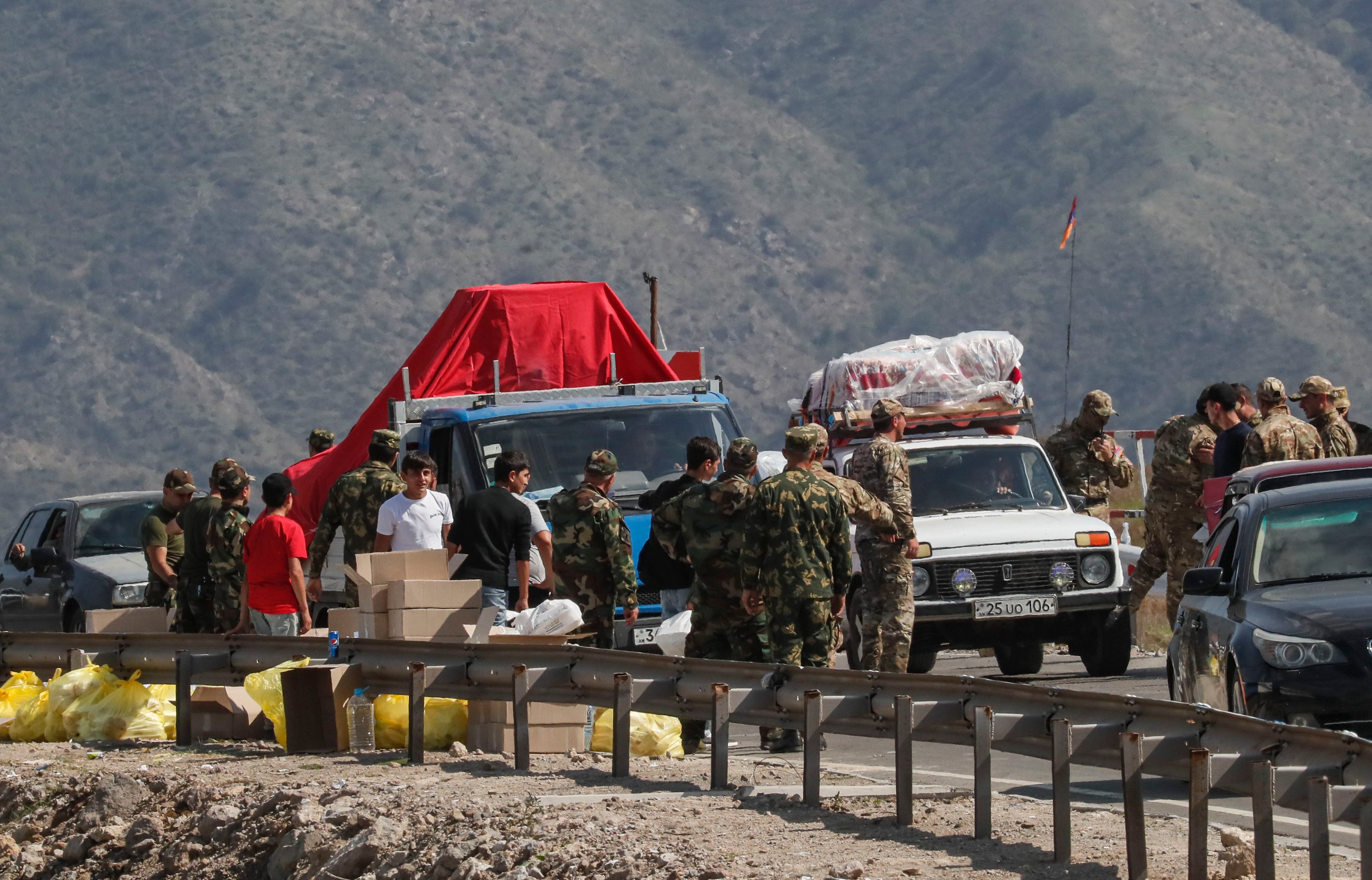 Militares armenios revisan los coches de armenios de Nagorno-Karabaj mientras cruzan la frontera con Azerbaiyán cerca de la aldea de Kornidzor, Armenia, el 29 de septiembre de 2023.EFE/EPA/ANATOLY MALTSEV
