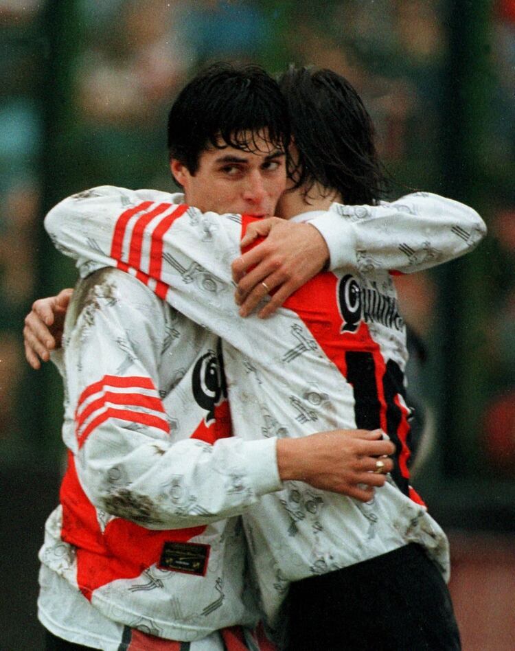 Julio Cruz junto a Santiago Solari en River Plate (Reuters) 