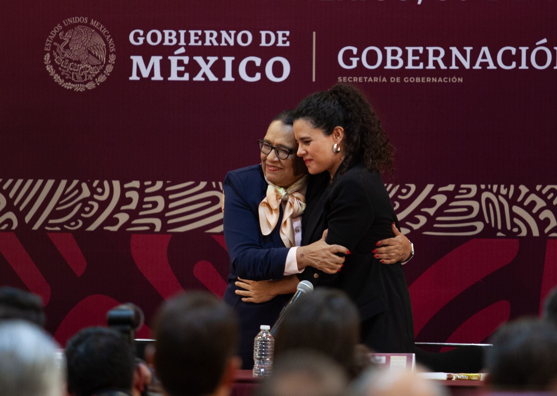 
Luisa María Alcalde Luján y Rosa Icela Rodríguez durante la ceremonia oficial de entrega-recepción. 
FOTO: ANDREA MURCIA /CUARTOSCURO.COM