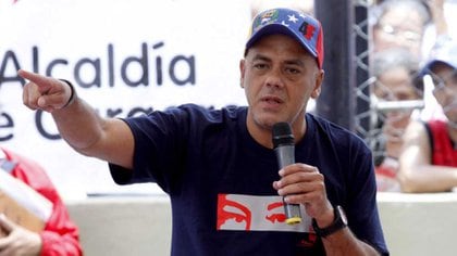Jorge Rodríguez con una camiseta que contiene el logo propagandístico de los "ojos de Chávez" y una gorra con el símbolo "4F" alusivo a la fecha del golpe de estado perpetrado por el ex presidente de Venezuela en 1992  