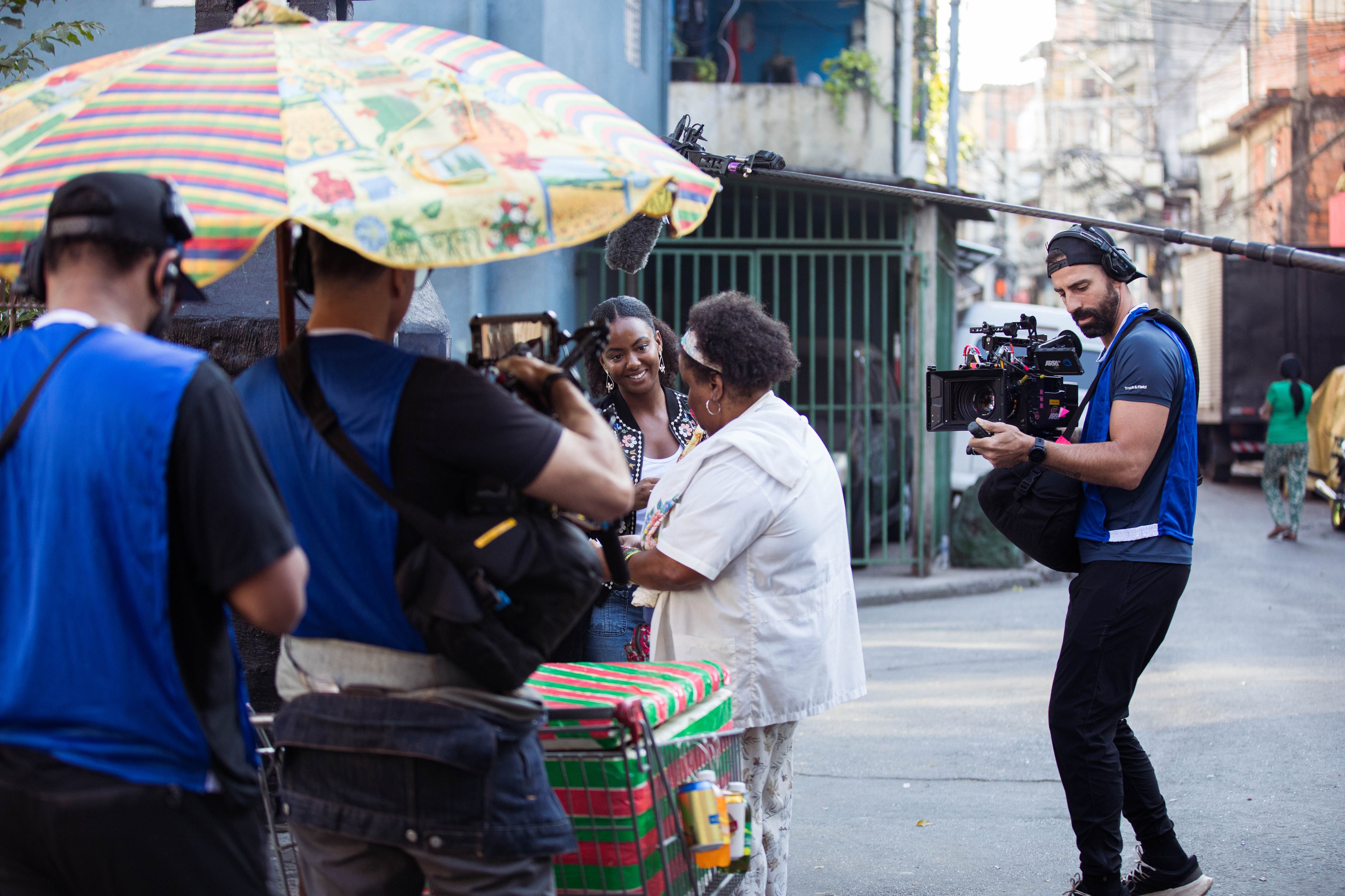 Actores y equipo se preparan para grabar "Ciudad de Dios" en São Paulo. (HBO Max)