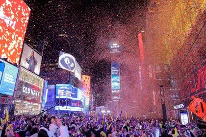 El confeti volando después de que el reloj marcara la medianoche durante las celebraciones de año Nuevo en Times Square. (REUTERS/Andrew Kelly)