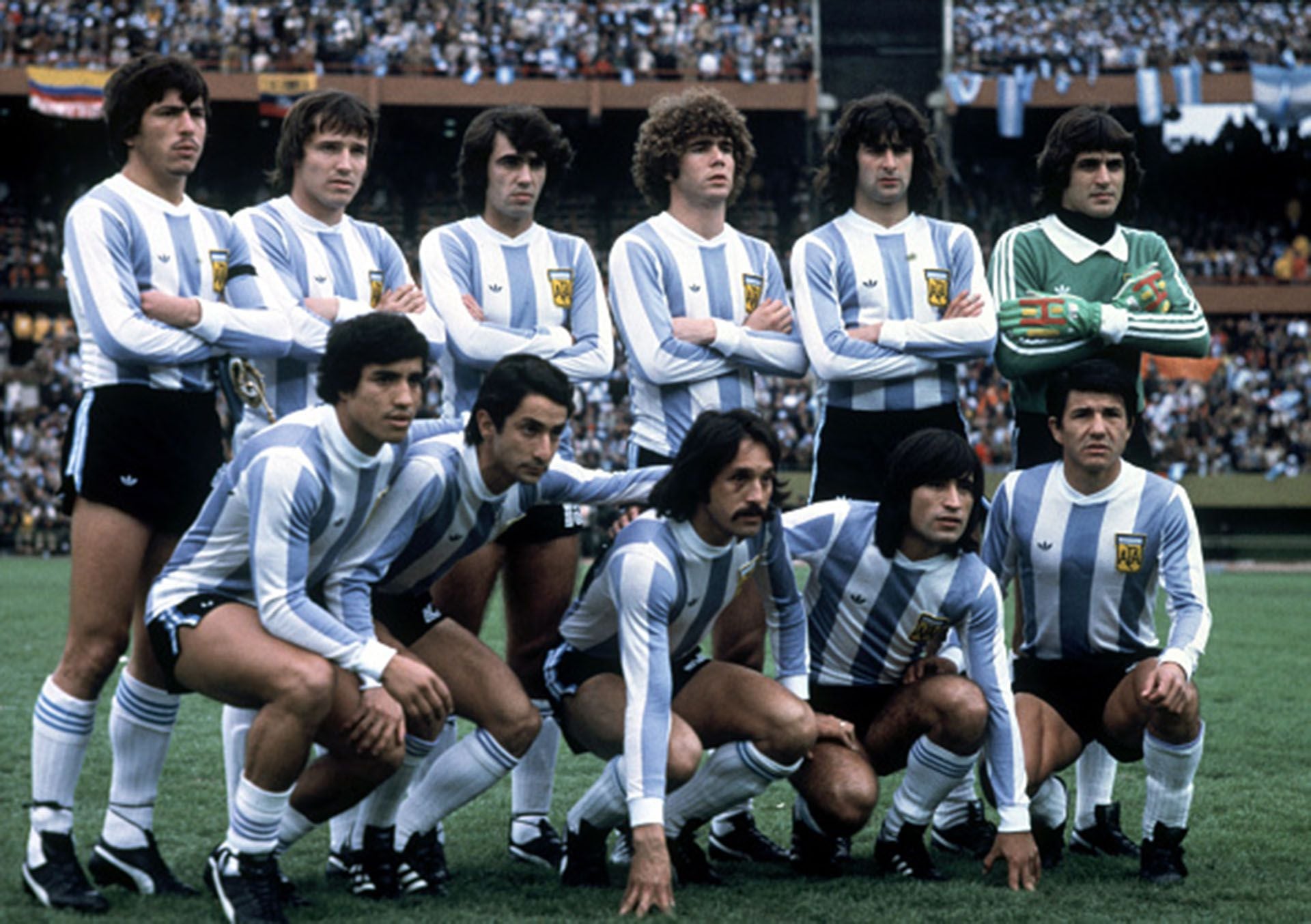 El equipo campeón. Arriba: Passarella, Bertoni, Olguín, Tarantini, Kempes y Fillol. abajo: Gallego, Ardiles, Luque, Ortiz y Galván (Getty)