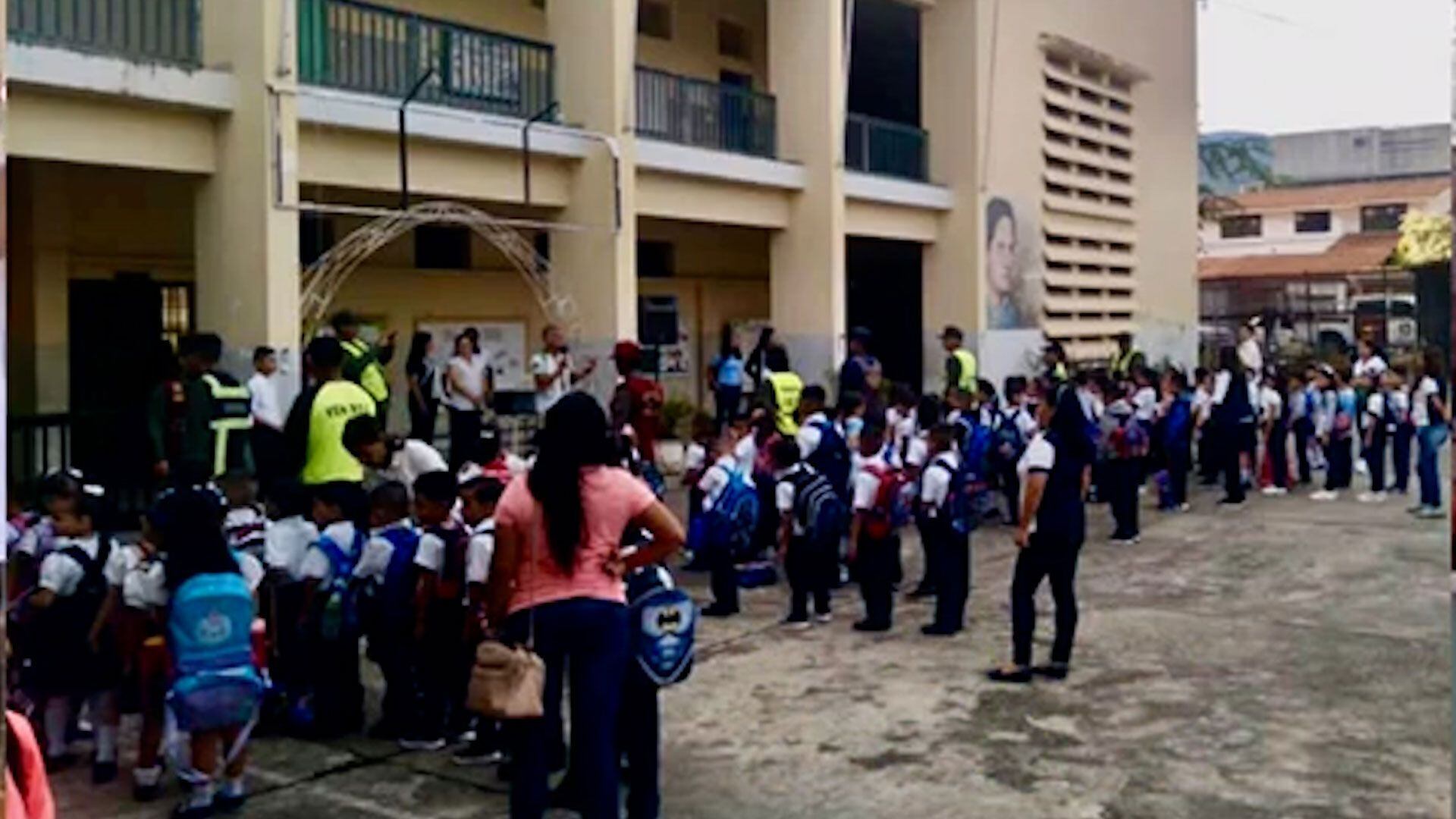 Es perturbadora la presencia de militares y policías en las escuelas, mientras el Gobernador hace propaganda