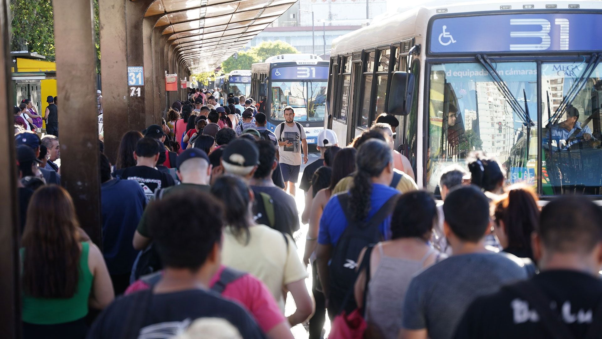 Vuelta colectivos paro trenes