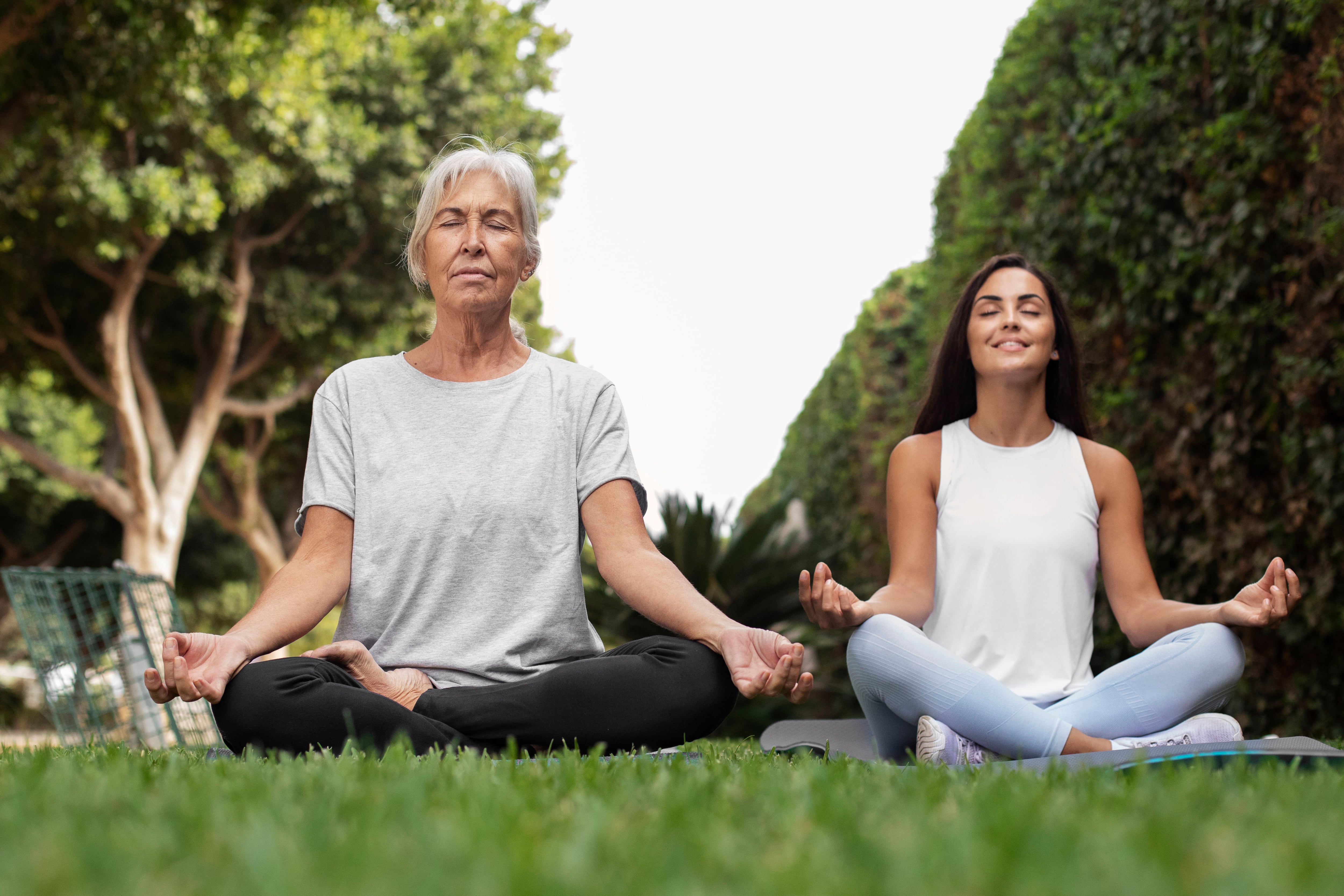 Son factores protectores de la salud mental la meditación, el mindfulness, la actividad física, las relaciones sociales, el contacto con la naturaleza (Freepik)