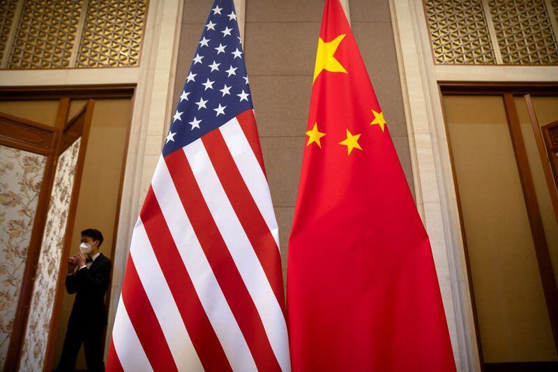 Las banderas de Estados Unidos y China. Mark Schiefelbein/Pool vía REUTERS