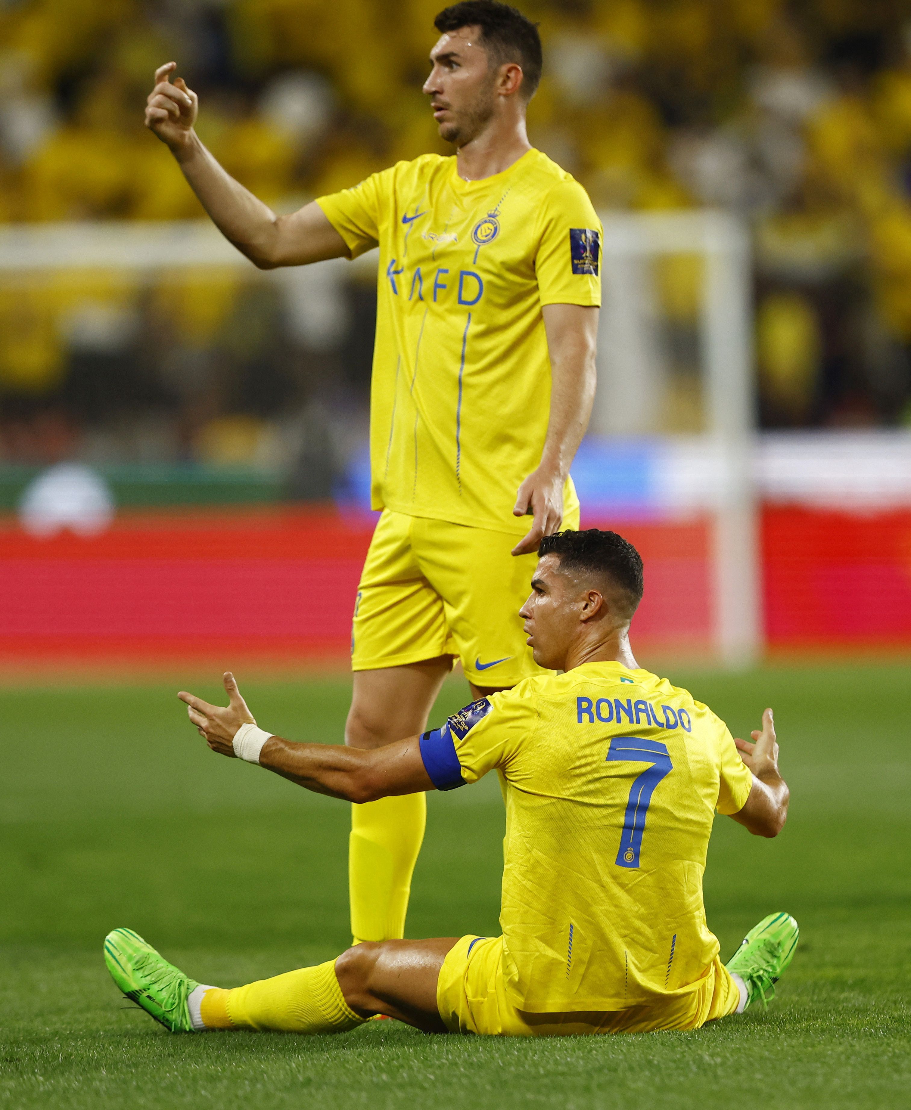 Cristiano Ronaldo reclama una falta durante el encuentro entre Al Nassr y el Al Hilal por la Súper Copa Saudí (REUTERS/Rula Rouhana)