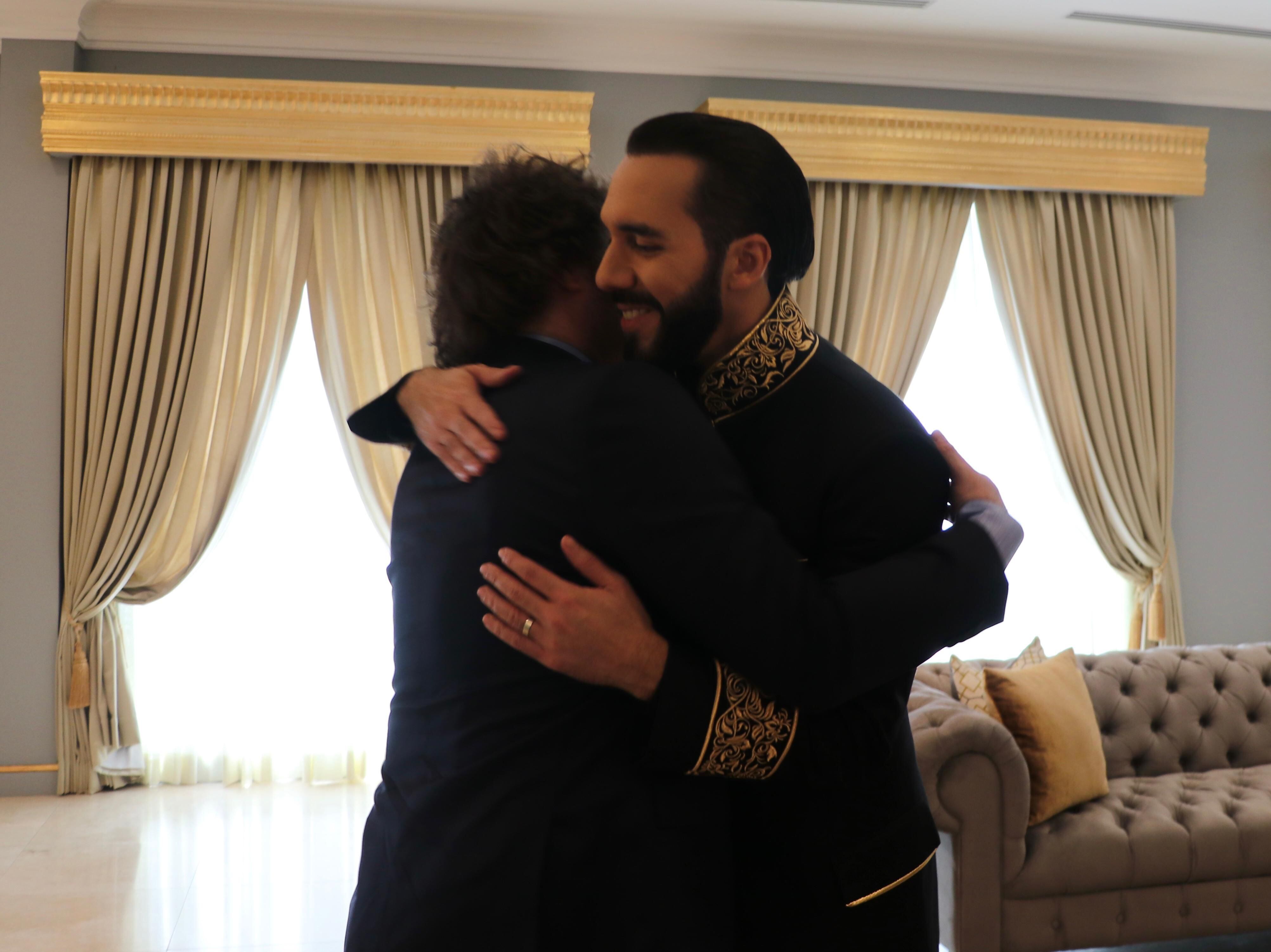 El abrazo de Javier Milei a Nayib Bukele