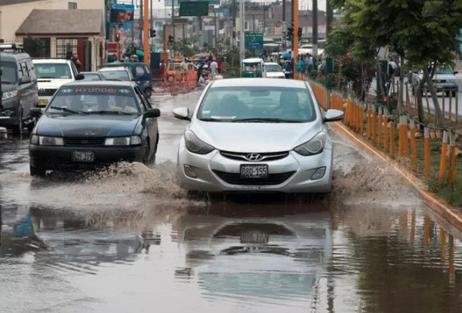 Fuertes lluvias generaron un aniego en bypass de VMT.